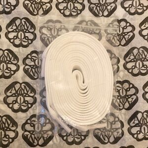 Classic White Shoelaces Alexander Mc Queen brand new Waze original papers